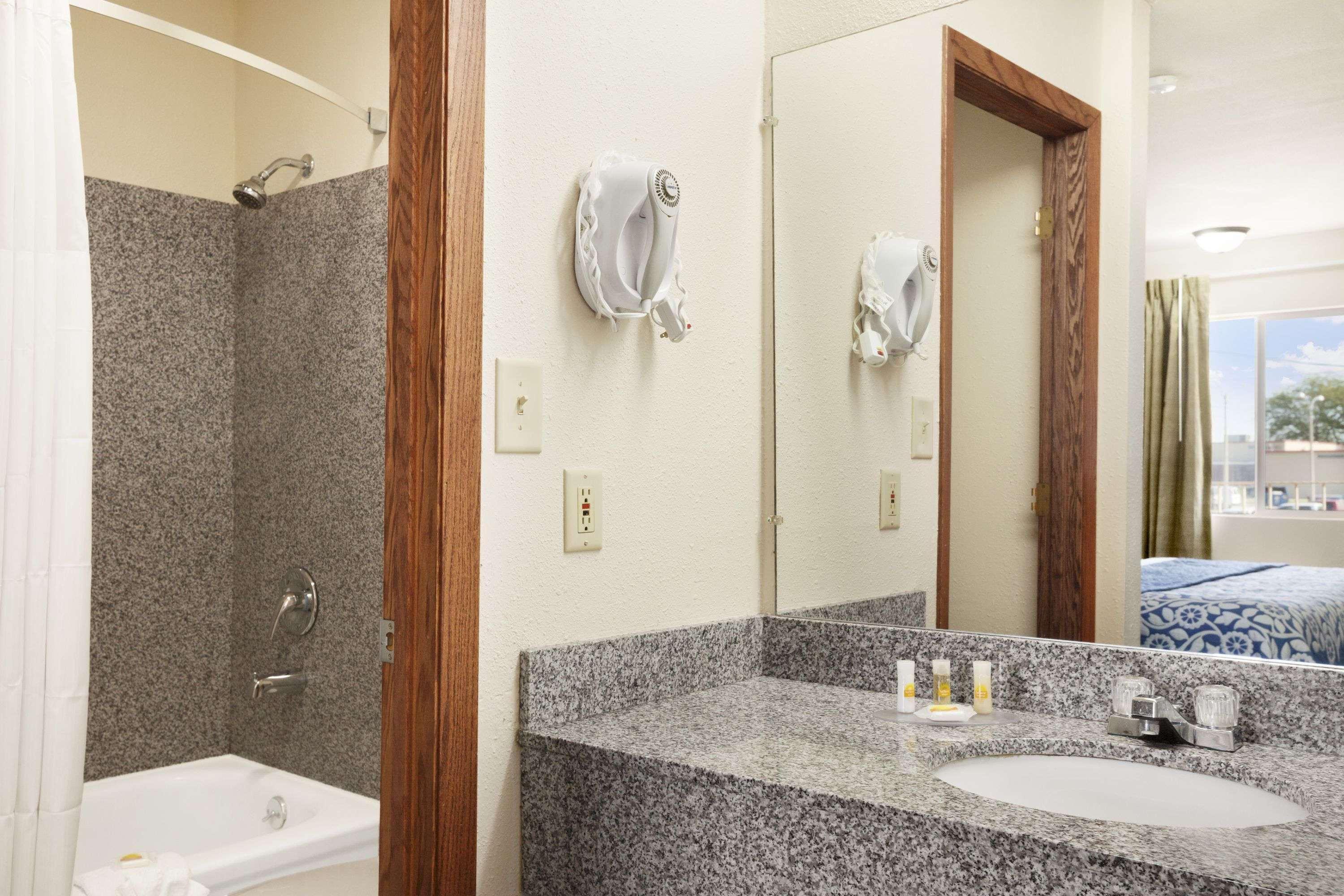 Days Inn By Wyndham Champaign/Urbana Экстерьер фото