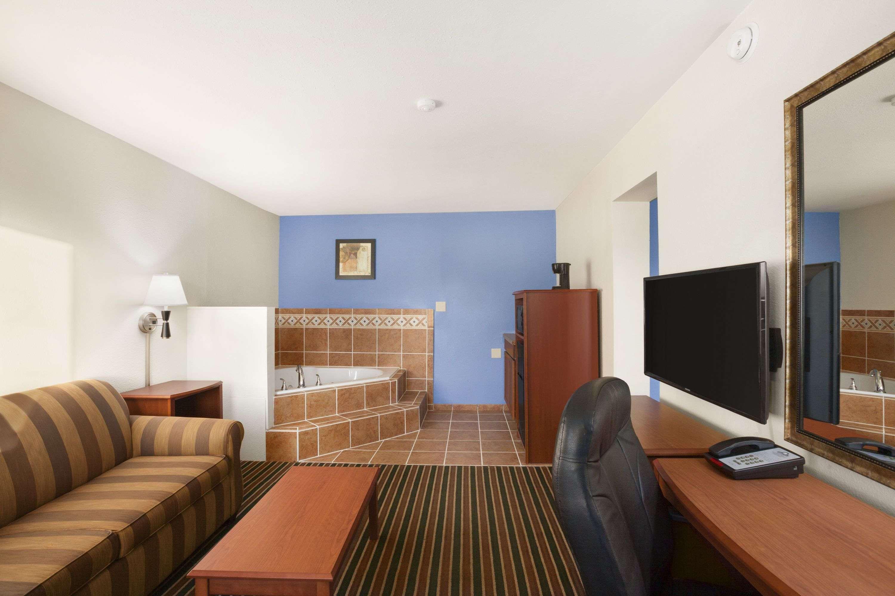 Days Inn By Wyndham Champaign/Urbana Экстерьер фото