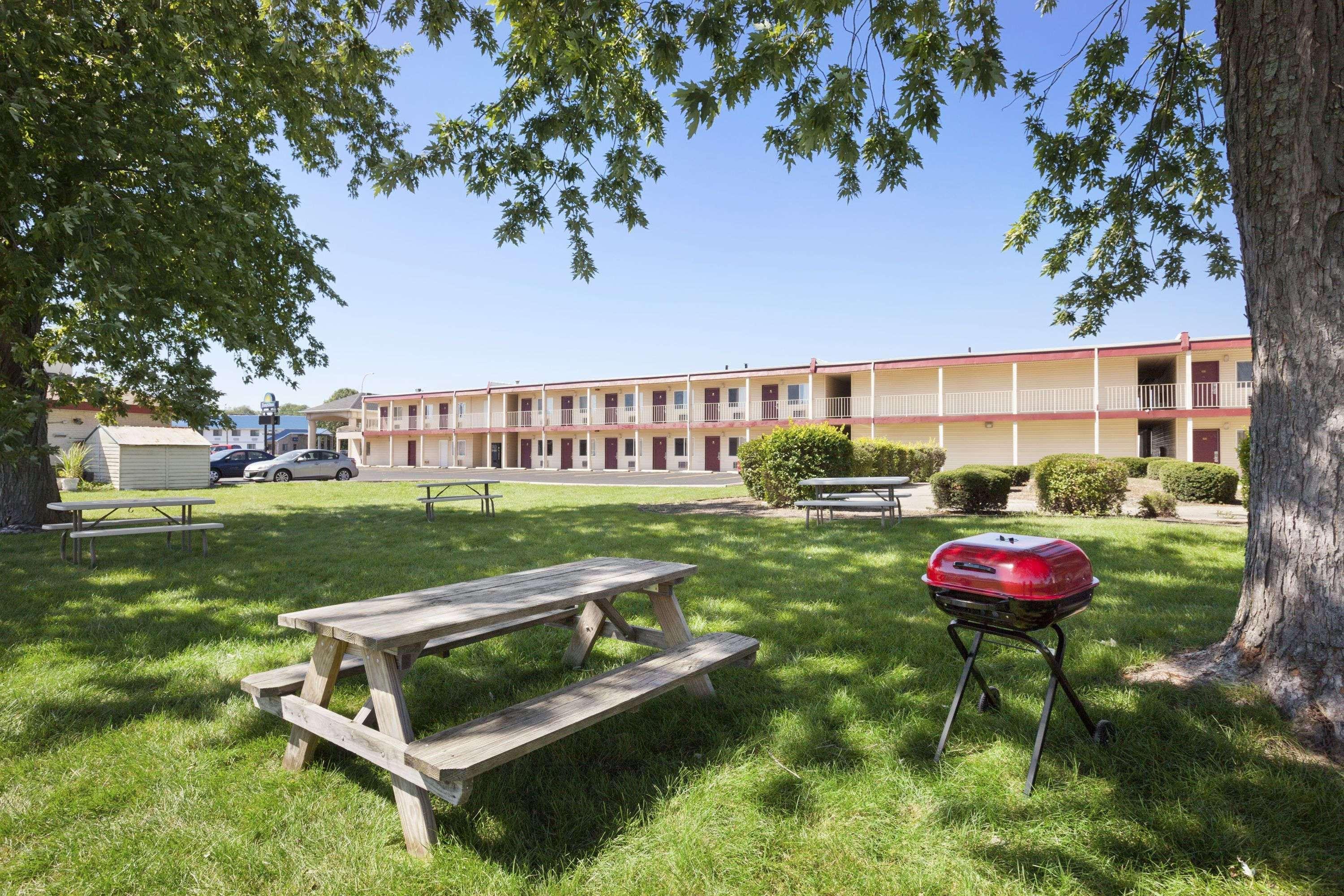 Days Inn By Wyndham Champaign/Urbana Экстерьер фото